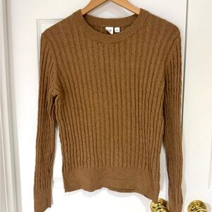 EUC SMALL GAP Tan Cable Knit Sweater Cozy back to school essential Autumn